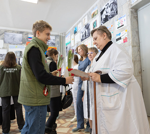 В преддверии 8 Марта активисты «Молодёжки Народного фронта» поздравили психологов ГНЦ ФМБЦ им. А.И. Бурназяна ФМБА России